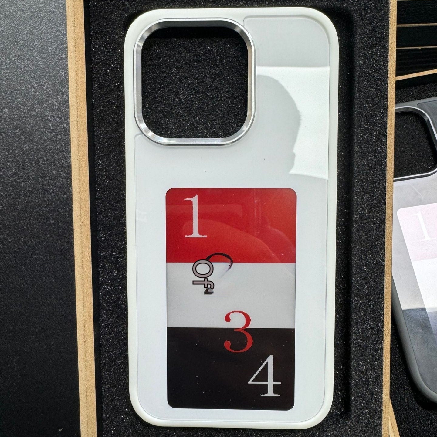 Personalisierte Handyhülle mit Display und NFC-Funktion