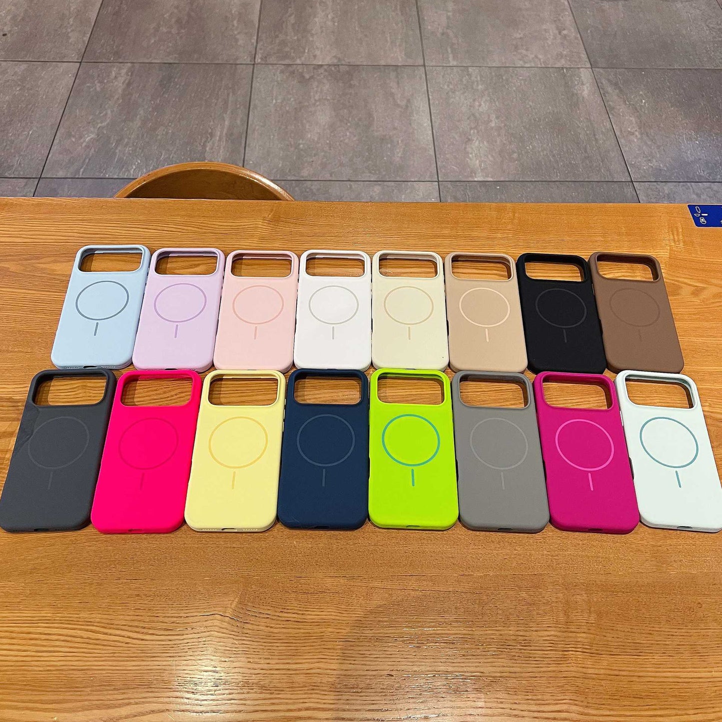 Silikon Case mit MagSafe für iPhone 17 Modelle