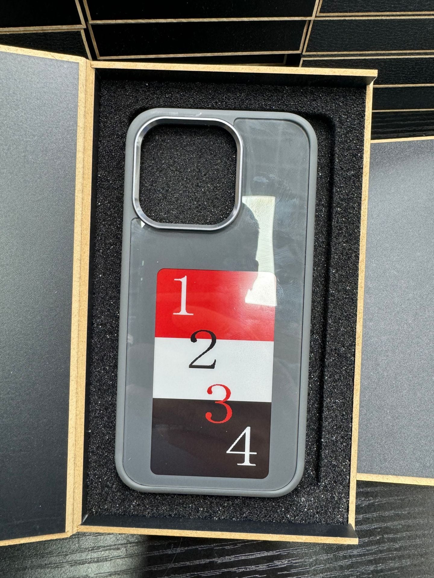 Personalisierte Handyhülle mit Display und NFC-Funktion