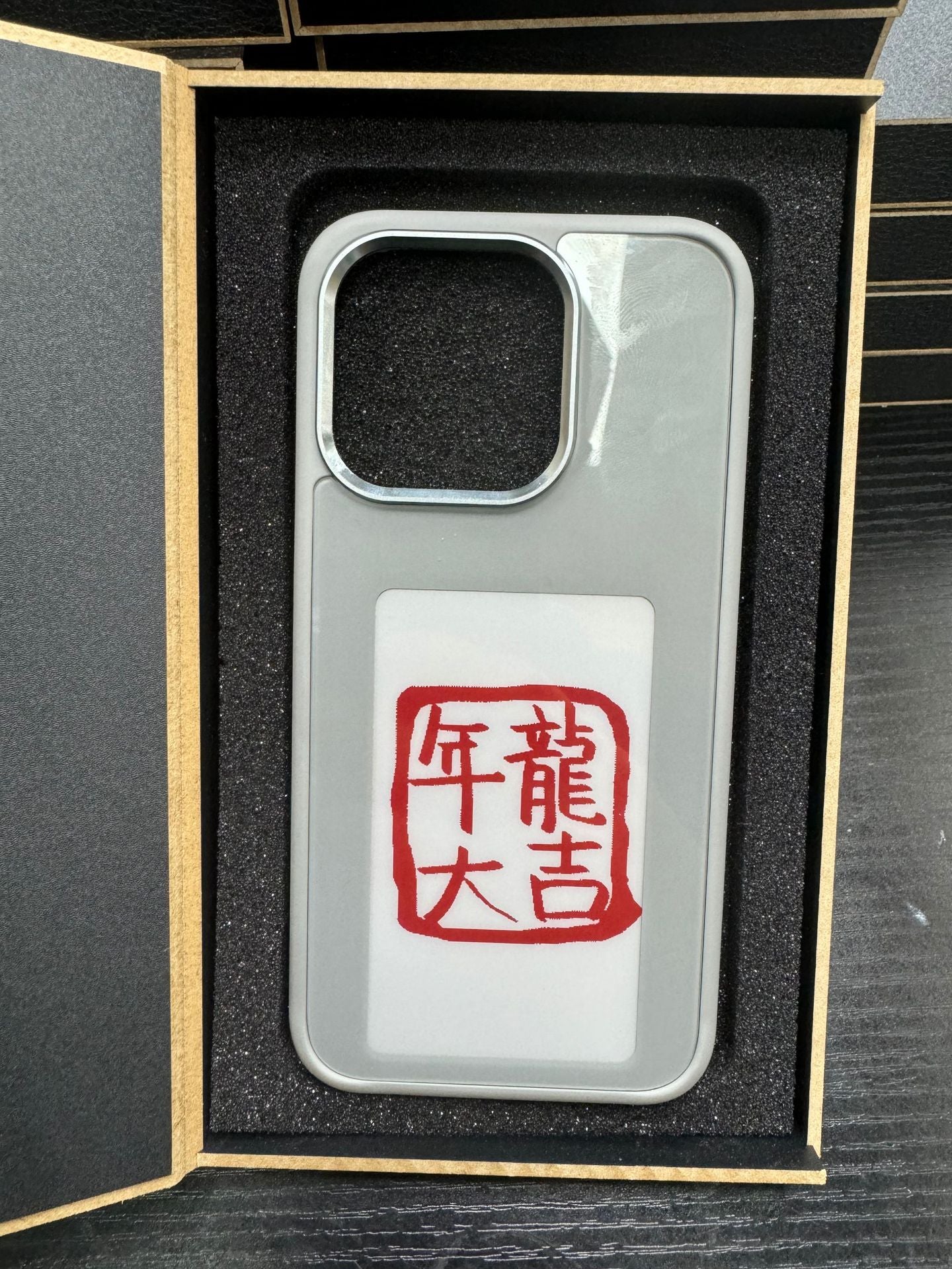 Personalisierte Handyhülle mit Display und NFC-Funktion